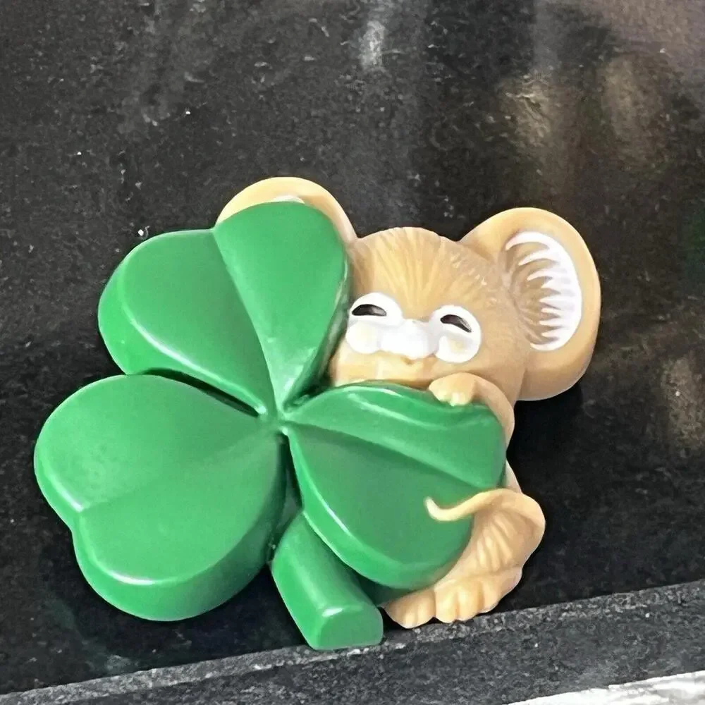 Vintage 1983 Hallmark Mouse & Green Shamrock Lapel Pin Brooch - Picture 5 of 9